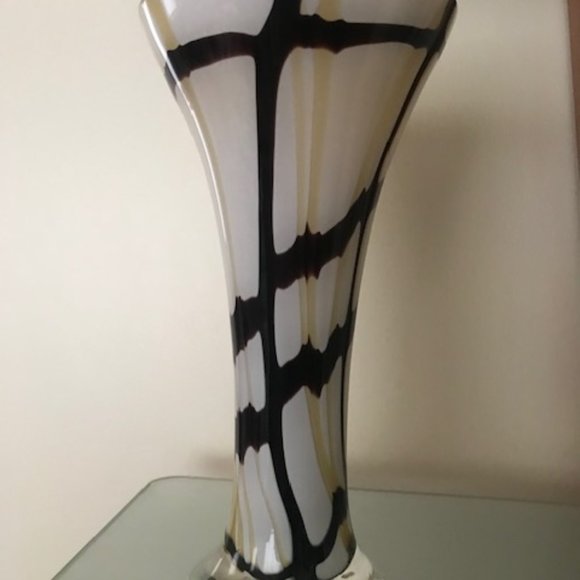 vase - Picture 2 of 2